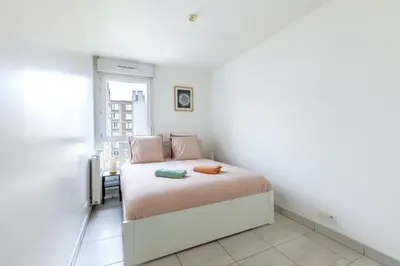 Un ou plusieurs lits dans un hébergement de l'établissement Magnifique vue sur la Tour Eiffel - Paris 10mn - Parking privé gratuit - métro 2min - balcon