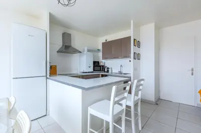 Cuisine ou kitchenette dans l'établissement Magnifique vue sur la Tour Eiffel - Paris 10mn - Parking privé gratuit - métro 2min - balcon