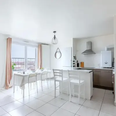Magnifique vue sur la Tour Eiffel - Paris 10mn - Parking privé gratuit - métro 2min - balcon