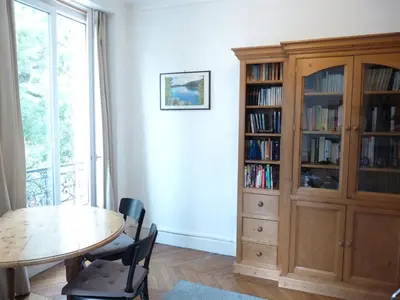 Bibliothèque dans l'appartement