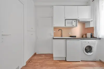 Cuisine ou kitchenette dans l'établissement Charming appartment marais