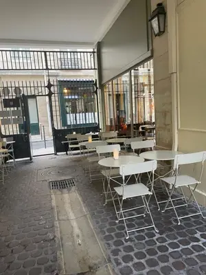 Restaurant ou autre lieu de restauration dans l'établissement Charming appartment marais
