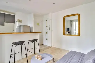 Cuisine ou kitchenette dans l'établissement Nice Flat Jules Joffrin station and Clignancourt