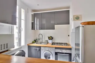 Cuisine ou kitchenette dans l'établissement Nice Flat Jules Joffrin station and Clignancourt