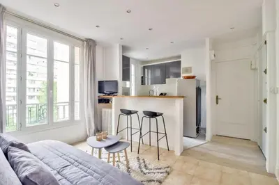 Cuisine ou kitchenette dans l'établissement Nice Flat Jules Joffrin station and Clignancourt