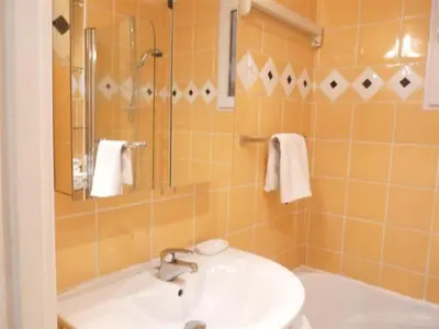 Salle de bains dans l'établissement Le Notre Dame