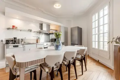 Cuisine ou kitchenette dans l'établissement Keyz - Luxury 3 Bedrooms near Champs Elysees