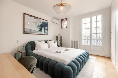 Un ou plusieurs lits dans un hébergement de l'établissement Keyz - Luxury 3 Bedrooms near Champs Elysees
