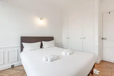 Un ou plusieurs lits dans un hébergement de l'établissement Keyz - Luxury 3 Bedrooms near Champs Elysees