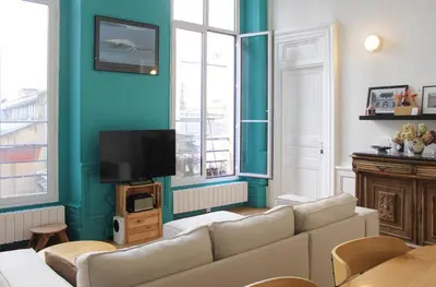 Télévision ou salle de divertissement dans l'établissement Duplex de charme au cœur du 2ème