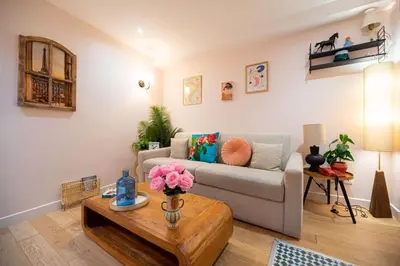 Coin salon dans l'établissement Vivez le Paris d'Emily In Paris