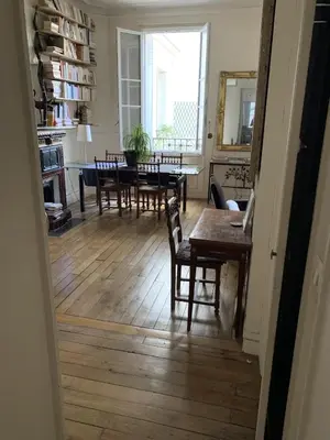 Bibliothèque dans l'appartement