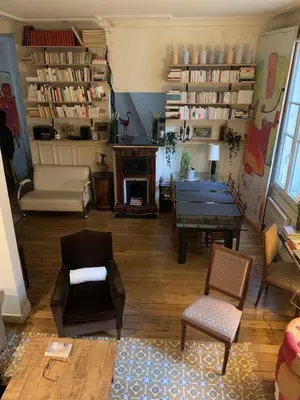 Bibliothèque dans l'appartement