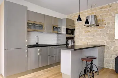 Cuisine ou kitchenette dans l'établissement l'authentique coeur de Paris