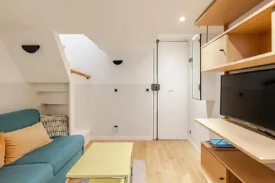 Télévision ou salle de divertissement dans l'établissement Cosy Duplex in Central Paris