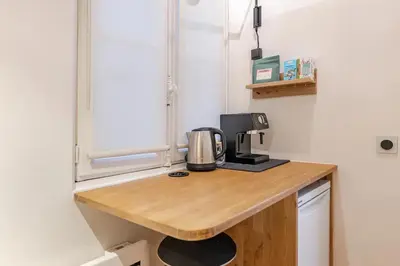 Cuisine ou kitchenette dans l'établissement Cosy Duplex in Central Paris