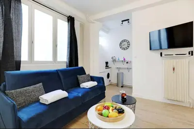 Télévision ou salle de divertissement dans l'établissement Charming Studio - 2P - Sacré Coeur