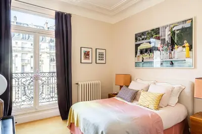 Un ou plusieurs lits dans un hébergement de l'établissement 170m air conditioned decor apartment