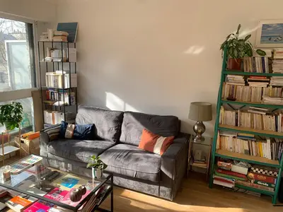 Coin salon dans l'établissement Sunny escape in Belleville