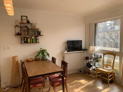 Télévision ou salle de divertissement dans l'établissement Sunny escape in Belleville