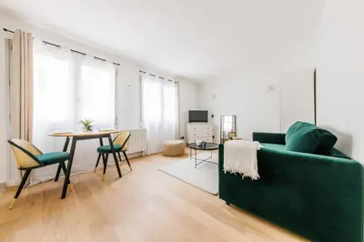 Télévision ou salle de divertissement dans l'établissement Comfortable Studio for 2 people - Puteaux