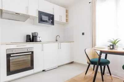 Cuisine ou kitchenette dans l'établissement Comfortable Studio for 2 people - Puteaux