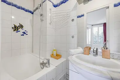 Salle de bains dans l'établissement Veridian Apartment Métro Le Kremelin-Bicètre