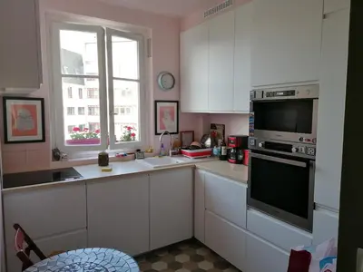 Cuisine ou kitchenette dans l'établissement Bel appartement Hausmannien au centre de Paris
