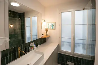 Salle de bains dans l'établissement Minimalist Haussmannian Paris 11