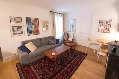 Coin salon dans l'établissement Minimalist Haussmannian Paris 11