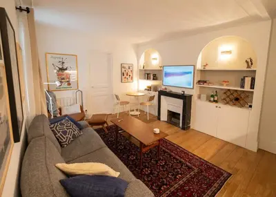 Télévision ou salle de divertissement dans l'établissement Minimalist Haussmannian Paris 11