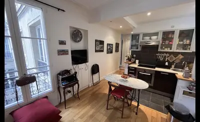 Cuisine ou kitchenette dans l'établissement Bright apartment on Rue Ballu