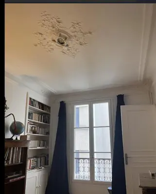 Bibliothèque dans l'appartement