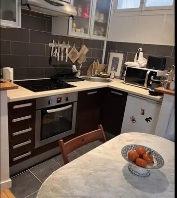Cuisine ou kitchenette dans l'établissement Bright apartment on Rue Ballu