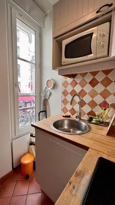 Cuisine ou kitchenette dans l'établissement Nid charmant et confortable