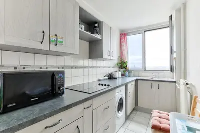 Cuisine ou kitchenette dans l'établissement 1BR Flat view on Eiffel Tower and Sacré-Coeur