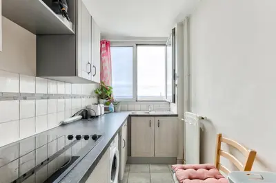 Cuisine ou kitchenette dans l'établissement 1BR Flat view on Eiffel Tower and Sacré-Coeur
