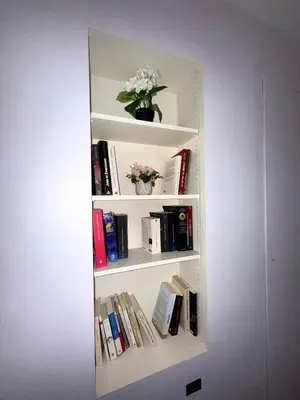 Bibliothèque dans l'appartement