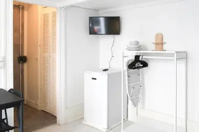 Cuisine ou kitchenette dans l'établissement Beautiful mezzanine studio in the city center