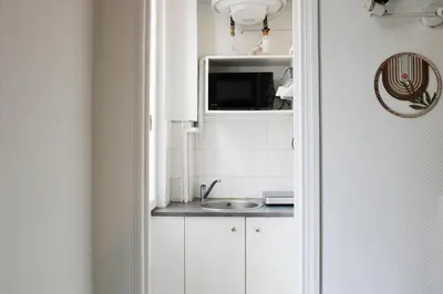 Cuisine ou kitchenette dans l'établissement Beautiful mezzanine studio in the city center