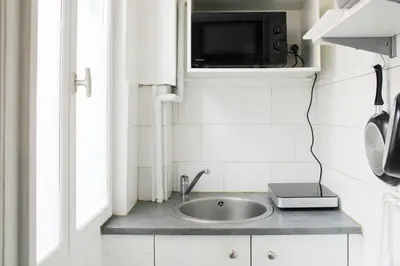 Cuisine ou kitchenette dans l'établissement Beautiful mezzanine studio in the city center