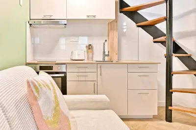 Cuisine ou kitchenette dans l'établissement Maisonette 5 minutes from Paris Levallois III