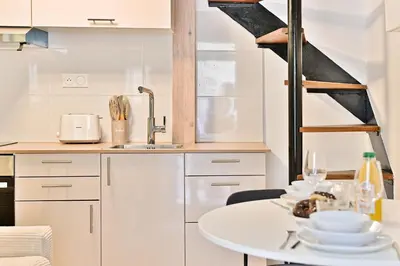 Cuisine ou kitchenette dans l'établissement Maisonette 5 minutes from Paris Levallois III