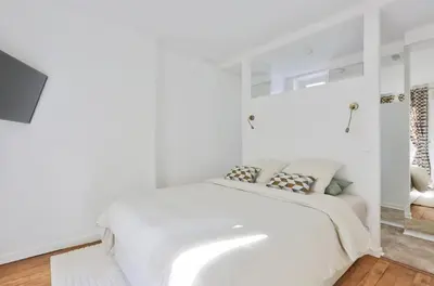 Un ou plusieurs lits dans un hébergement de l'établissement Charmant Appartement Sacrée Coeur Montmartre