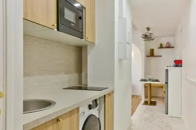 Cuisine ou kitchenette dans l'établissement Charmant Appartement Sacrée Coeur Montmartre