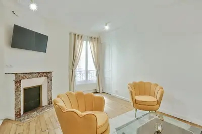 Télévision ou salle de divertissement dans l'établissement Charmant Appartement Sacrée Coeur Montmartre
