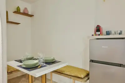 Cuisine ou kitchenette dans l'établissement Charmant Appartement Sacrée Coeur Montmartre