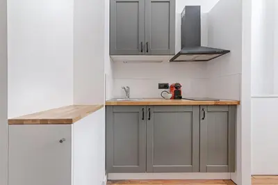 Cuisine ou kitchenette dans l'établissement MyKeypers - Modern & Cozy Duplex 6P - Arc de Triomphe