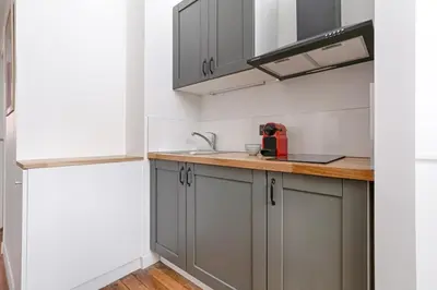 Cuisine ou kitchenette dans l'établissement MyKeypers - Modern & Cozy Duplex 6P - Arc de Triomphe