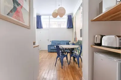 Cuisine ou kitchenette dans l'établissement MyKeypers - Modern & Cozy Duplex 6P - Arc de Triomphe